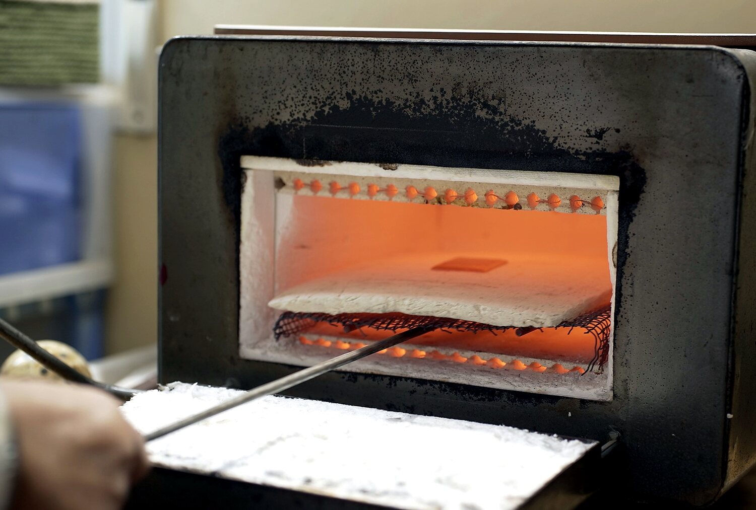 Horno abierto e incandescente con la pieza dentro